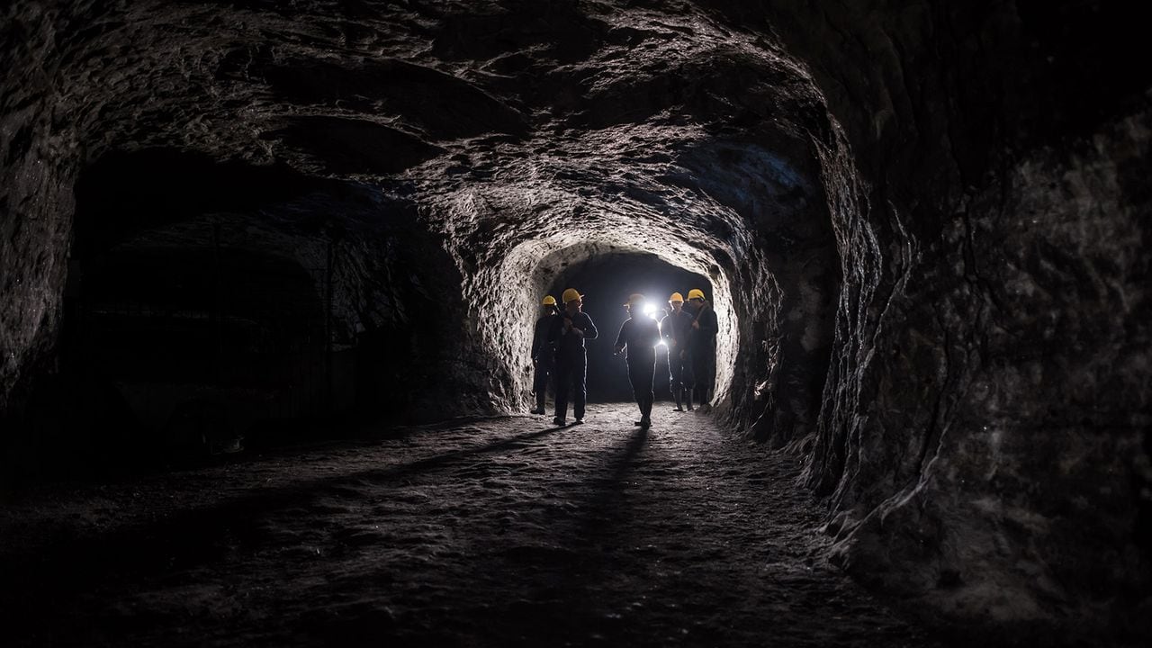 Grupo de hombres en una mina, minería