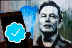 Como en otras redes sociales, Twitter tiene un chulo de verificación azul para las cuentas. Sin embargo, esta insignia podría desaparecer por completo.  (Photo illustration by Jonathan Raa/NurPhoto via Getty Images)