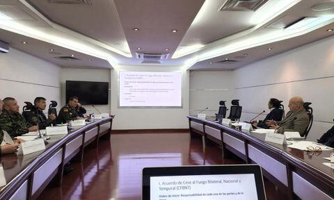El presidente Gustavo Petro compartió la foto donde se ve una presentación con el texto 'Acuerdo de Cese al fuego bilateral, nacional y territorial'.