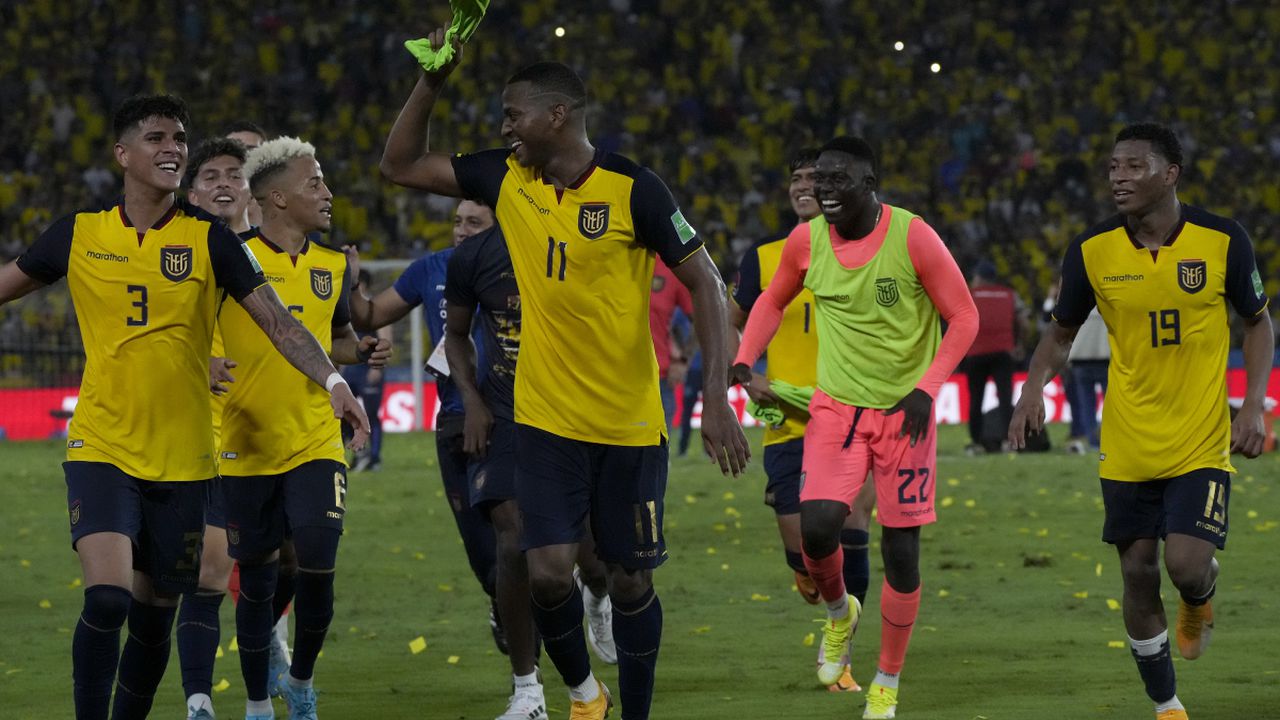 GUAYAQUIL, ECUADOR - MARCH 29: Players of Ecuador celebrate being qualified to the world cup after the FIFA World Cup Qatar 2022 qualification match between Ecuador and Argentina at Estadio Monumental on March 29, 2022 in Guayaquil, Ecuador. (Photo by Getty Images/Dolores Ochoa - Pool)
