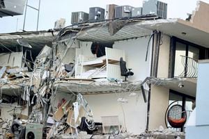 Los escombros cuelgan del condominio Champlain Torres del Sur, después del colapso del edificio de varios pisos el jueves 24 de junio de 2012, en Surfside, Florida. Foto: David Santiago /Miami Herald via AP.
