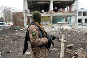 Un miembro de las Fuerzas de Defensa Territorial de Ucrania observa las destrucciones luego de un bombardeo en Kharkiv, la segunda ciudad más grande de Ucrania, el 8 de marzo de 2022.