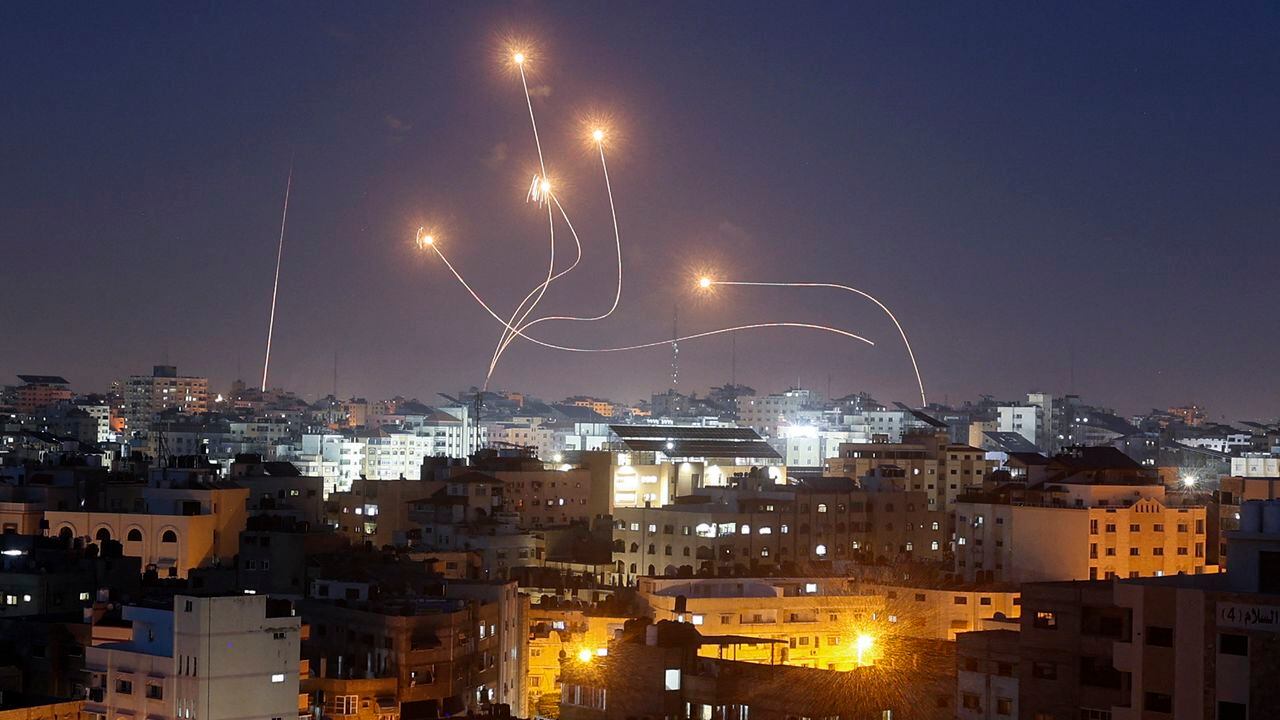 Cientos de cohetes fueron lanzados desde la Franja de Gaza hacia Israel, tras ataques israelíes que han causado más de 20 muertos desde el martes en este enclave palestino, en el peor repunte de violencia en meses. (Photo by MOHAMMED ABED / AFP)