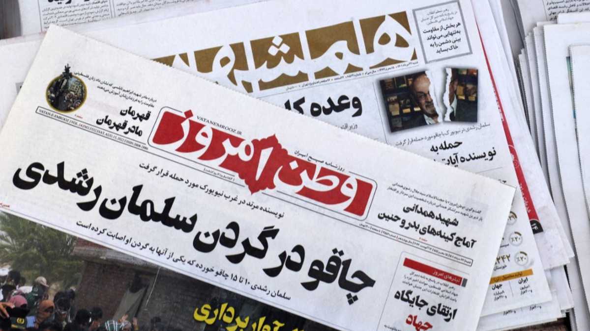La prensa de Irán registró en primera plana el acto terrorista ocurrido en New York. El titular dice "Cuchillo en el cuello de Salman Rushdie"