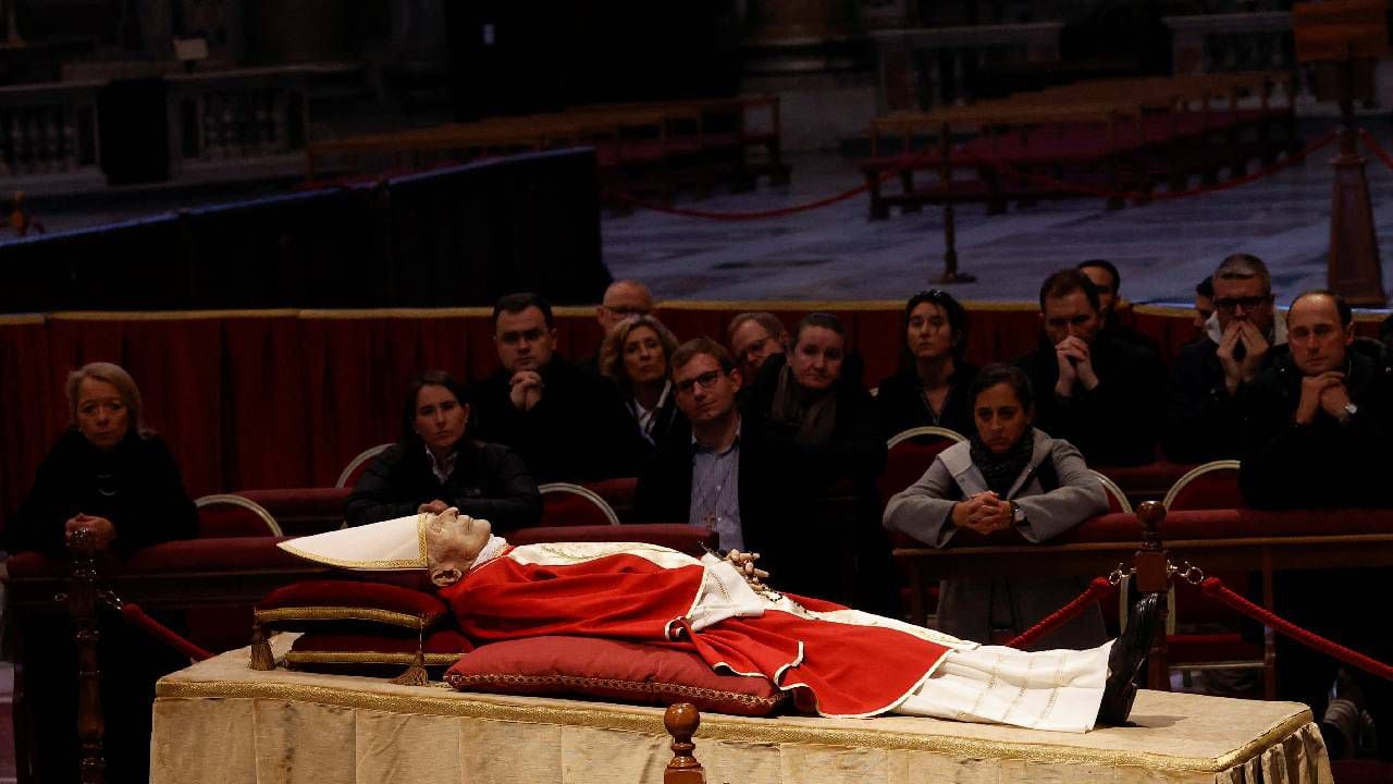 Se espera que, por día, unas 30.000 personas le rindan tributo a Benedicto XVI.