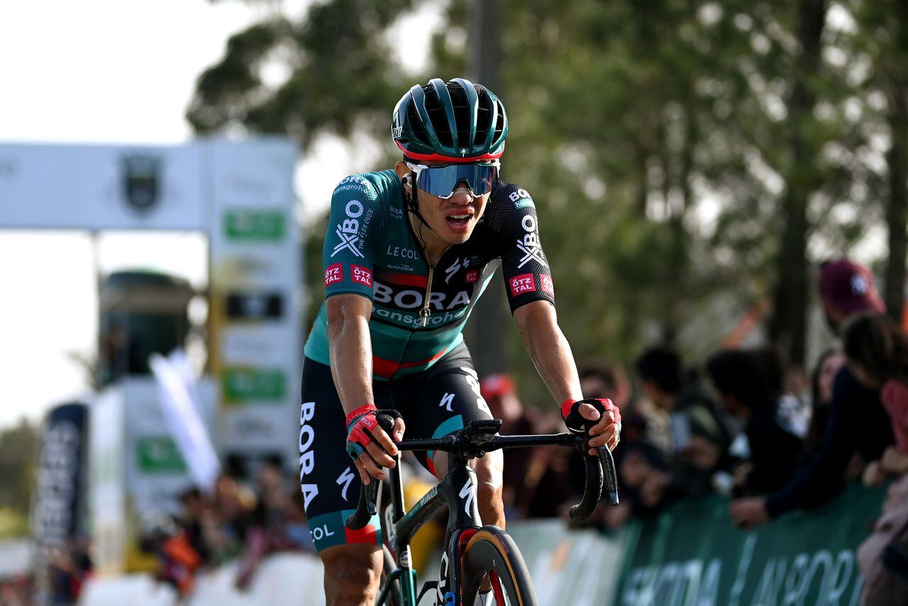 ALTO DO MALHÃO - LOULE, PORTUGAL - FEBRUARY 18: Sergio Higuita of Colombia and Team Bora – Hansgrohe crosses the finish line during the 49th Volta ao Algarve em Bicicleta 2023, Stage 4 a 177.9km stage from Albufeira to Alto do Malhão - Loule 514m/ #VAlgarve2023 / on February 18, 2023 in Alto do Malhão, Portugal. (Photo by Tim de Waele/Getty Images)