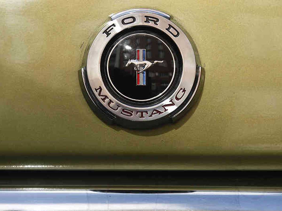 La Ford Motor Company estrenó el famoso Mustang en 1964 y eligió como nombre y logo el caballo salvaje de las grandes llanuras del oeste. 