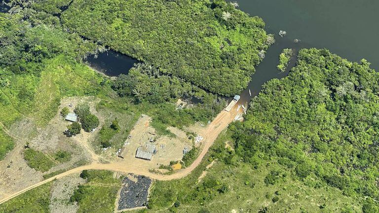 Esta foto del 22 de mayo del 2022 proveída por Xingu + Network muestra un camino ilegal dentro de un área protegida llamada Estación Ecológica Terra do Meio (Tierra Media) en el estado de Pará, en la Amazonía brasileña. El camino de tierra está ahora a apenas unos pocos kilómetros de conectar dos de las áreas más deforestadas en la región. Foto: Xingu + Network vía AP.