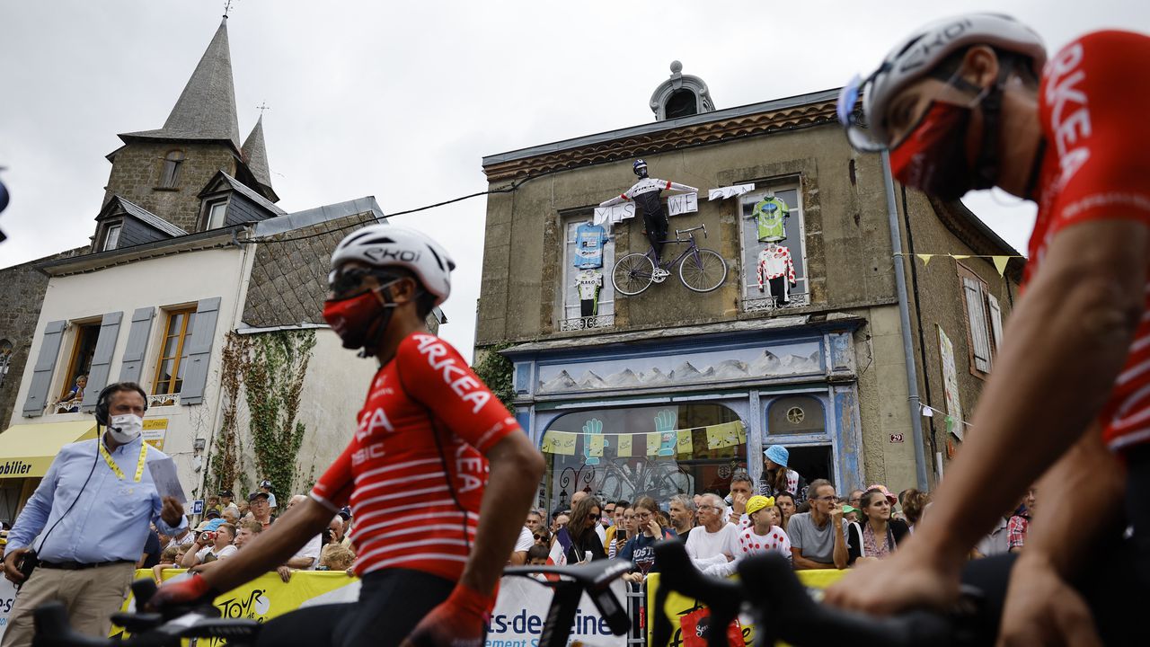 Cycling - Tour de France - Stage 19 - Castelnau-Magnoac to Cahors - France - July 22, 2022 Team Arkea - Samsic's Nairo Quintana with teammate as spectators look on before stage 19 REUTERS/Christian Hartmann