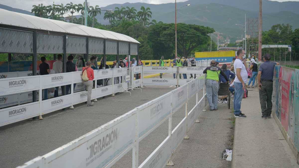 En el puente internacional Simón Bolívar se mantiene el canal humanitario para el paso de los ciudadanos colombo venezolanos.