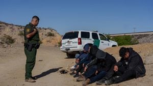 Agente de la Patrulla Fronteriza de los Estados Unidos interroga a migrantes que intentaron ingresar al país, antes del fin previsto para el 11 de mayo.