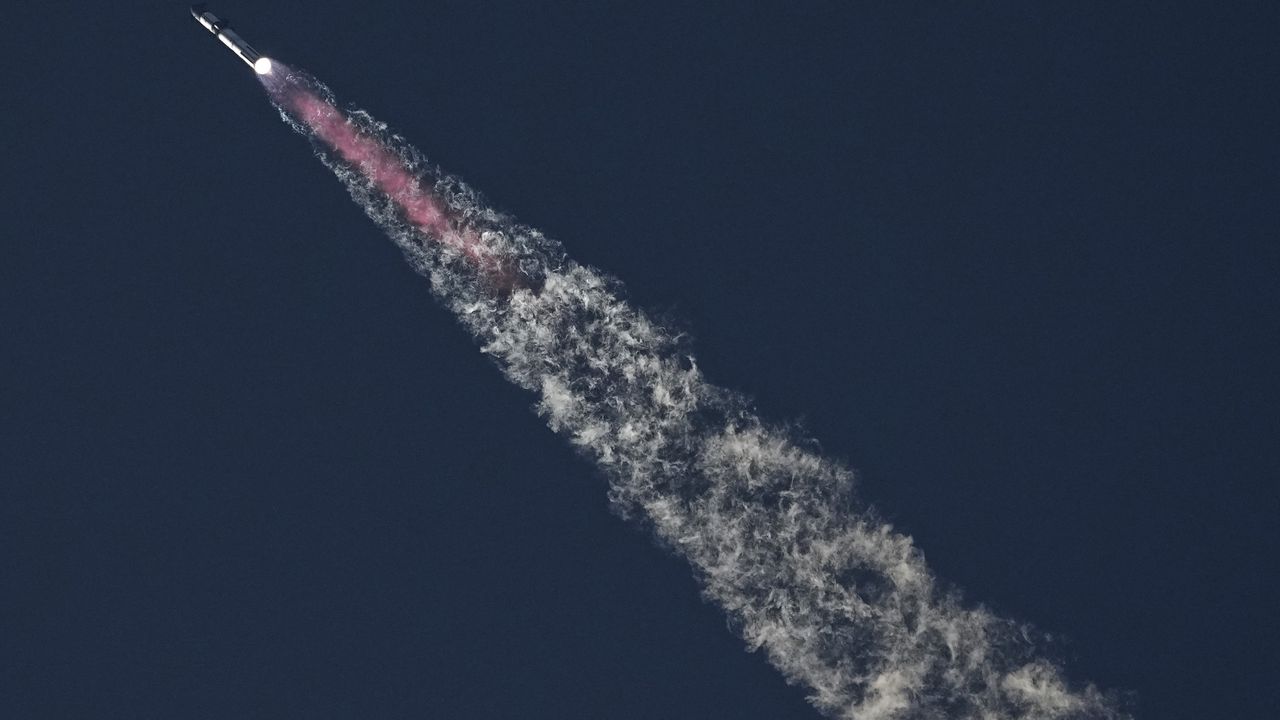 Mega cohete SpaceX fue lanzado en la base de Boca Chica, Texas.