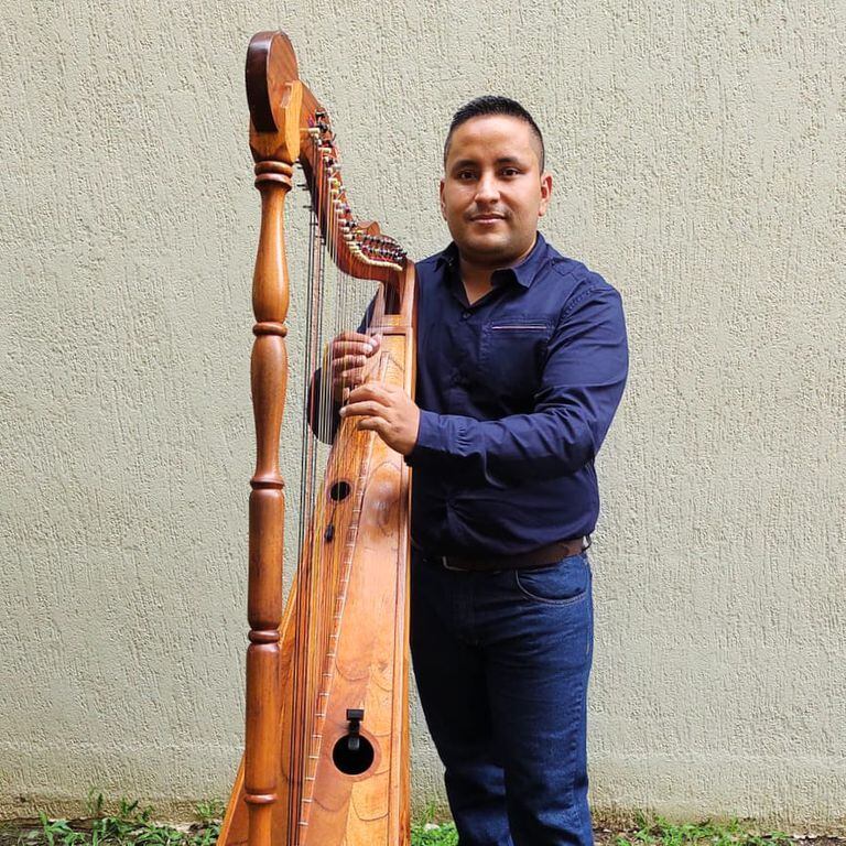 Jerson Contreras es reconocido por tocar el arpa, también trabaja como docente en la Universidad Icesi y tiene un grupo de música llanera.