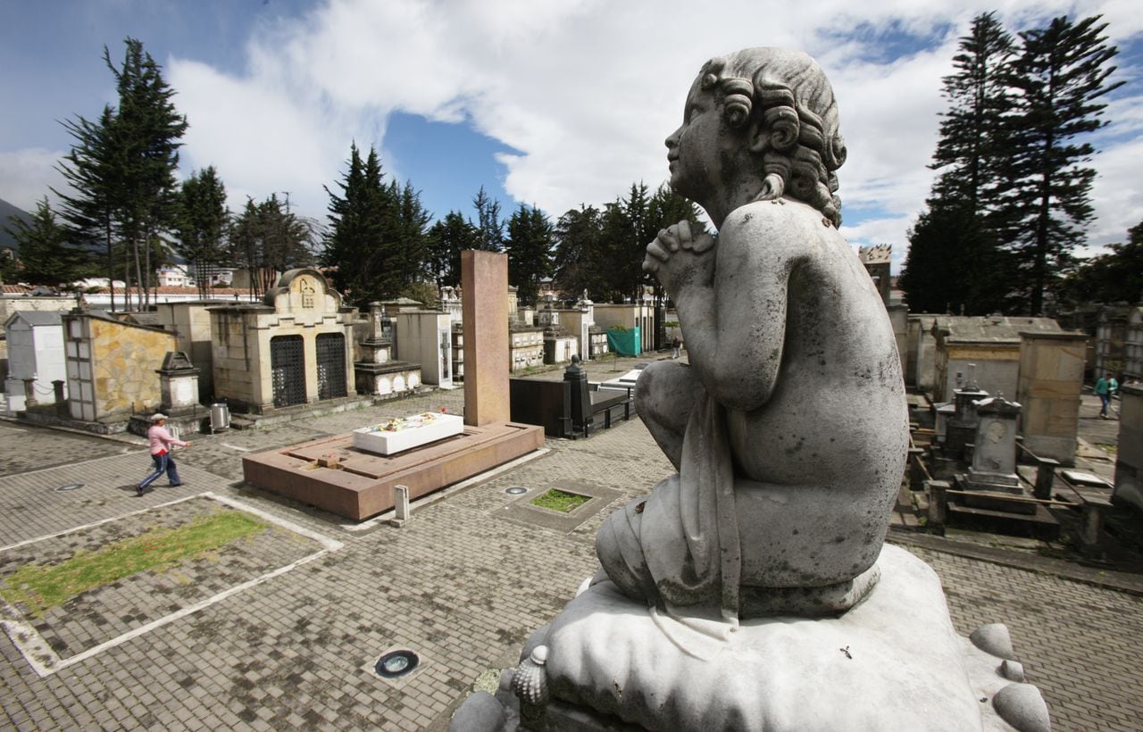 Cementerio central de Bogotá. Los trabajadores del lugar aseguran ver durante las noches presencias como el Barón, un supuesto monje que custodia el cementerio, y cientos de personas lo frecuentan por las leyendas de brujas, espíritus y apariciones. Pero también llegan para pedirles favores a las figuras históricas que están enterradas ahí. Una de las más populares es la tumba del astrónomo Julio Garavito, a quien le dejan flores azules y un billete de 20.000 pesos (donde aparece su imagen) para que no falte el dinero. Foto: Carlos Julio Martínez / Semana