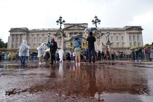 La gente se reúne frente al Palacio de Buckingham en Londres, el jueves 8 de septiembre de 2022. El Palacio de Buckingham dice que la reina Isabel II ha sido puesta bajo supervisión médica porque los médicos están "preocupados por la salud de Su Majestad". (AP Photo/Frank Augstein)