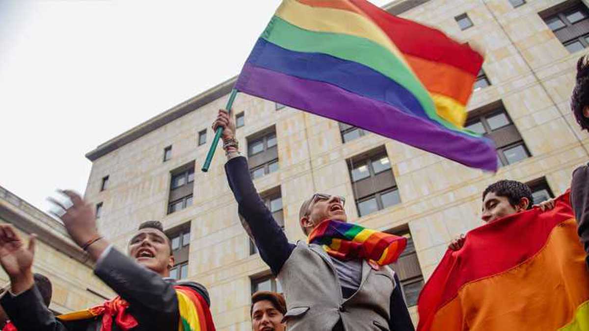 Además de poder manifestar publicamente su amor las parejas LGBTI han obtenido derechos civiles. 