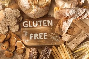 El gluten es una proteína presente en el trigo, cebada y centeno.