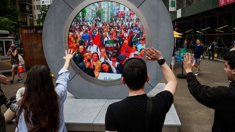 Los neoyorquinos saludan a la gente en Dublín durante la revelación del Portal, una escultura de tecnología pública que conecta directamente entre Dublín, Irlanda y el distrito Flatiron en Manhattan, en la ciudad de Nueva York, EE.UU., 8 de mayo de 2024.