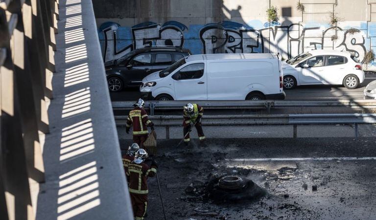 Bloqueos con llantas quemadas han afectado varias vías de Francia