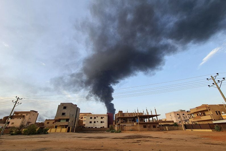 El humo negro se eleva en medio de los combates en curso en la capital, Jartum, el 8 de junio de 2023.