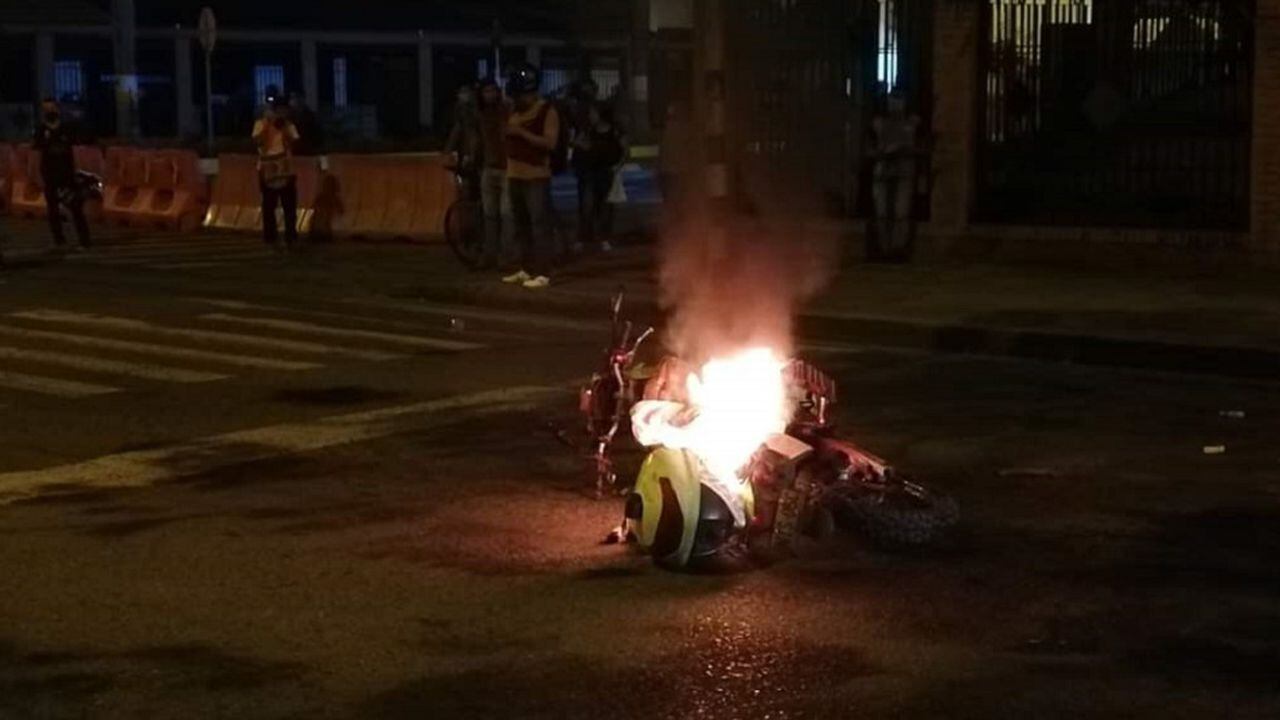 Moto de la Policía fue quemada en la protesta.