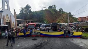 El bloqueo se presenta en la vía entre Medellín y Urabá.