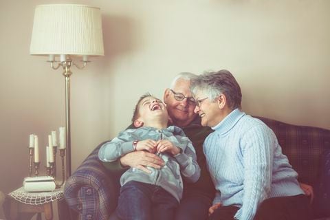 Los abuelos cumplen un rol importante en la vida de los nietos.