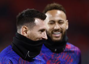 Messi sonríe junto a Neymar en un calentamiento con el PSG