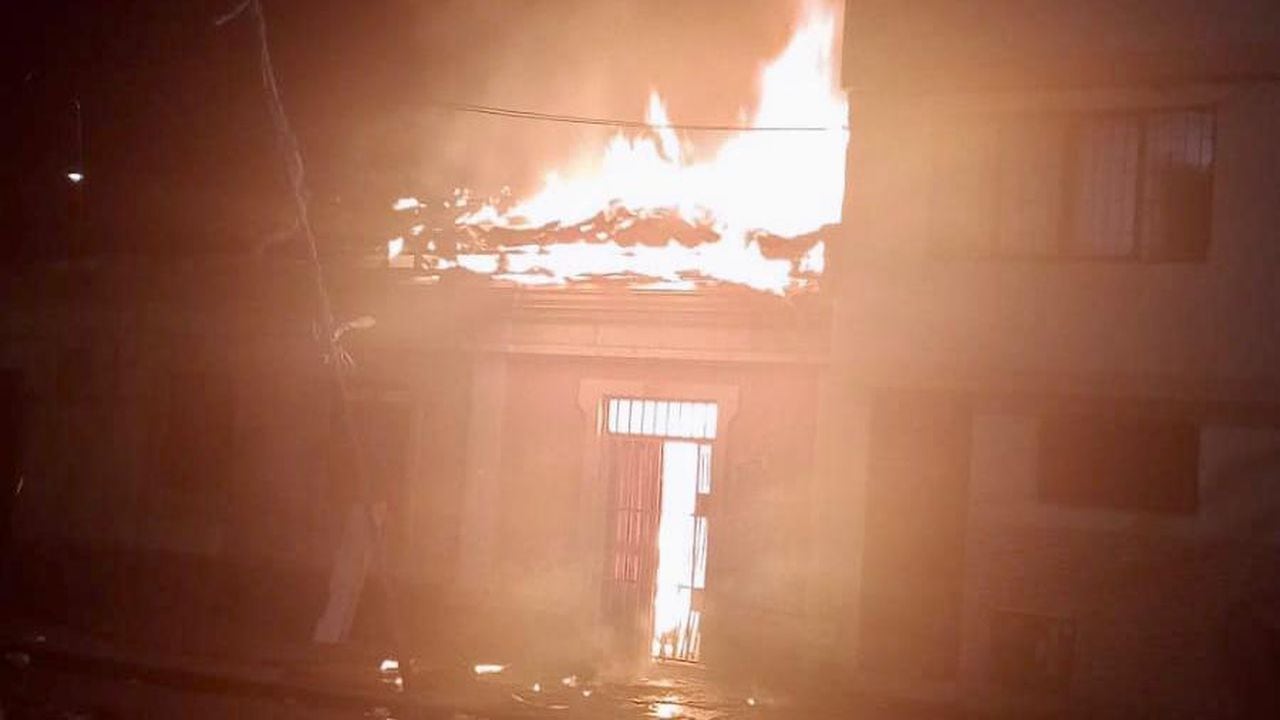 Dos muertos tras incendio en antigua casa en el centro de Cali.