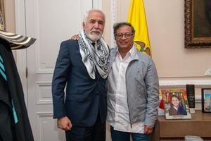Presidente Gustavo Petro y el embajador de Palestina en Colombia Raouf Almalk