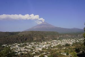 El volcán Popocatépetl arroja una columna de vapor y cenizas, en Xalizintla, estado de Puebla, México 25 de mayo de 2023. REUTERS/Bernat Perera REFILE - CORRECTING CITY