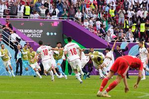 Los jugadores de Irán celebran al final del partido de fútbol del grupo B de la Copa Mundial entre Gales e Irán, en el estadio Ahmad Bin Ali en Al Rayyan, Qatar, el viernes 25 de noviembre de 2022. 