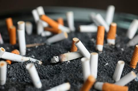 Cigarrillos desechados en un cenicero en la Ciudad de Nueva York el 28 de marzo del 2019. (AP Photo/Jenny Kane, File)