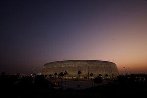 Vista general del Estadio Al Thumama fotografiado después de una puesta de sol Doha, Qatar - 13 de noviembre de 2022