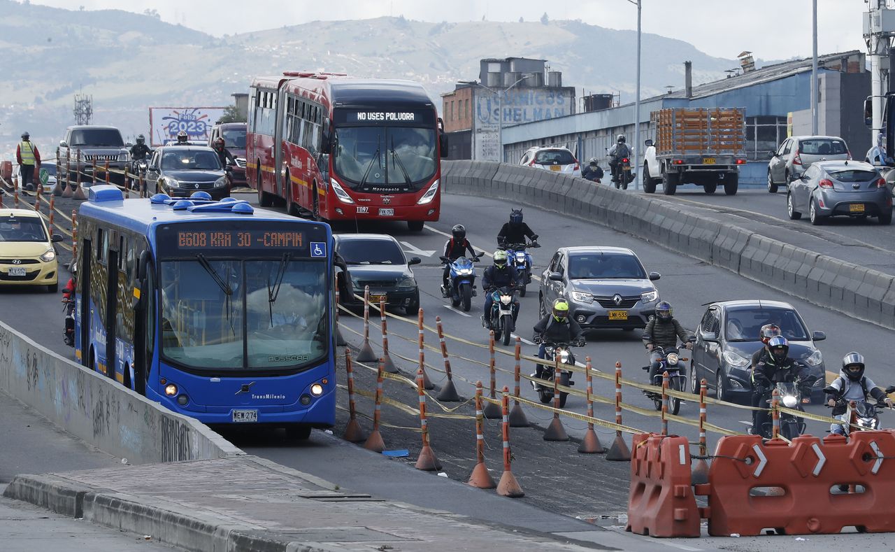 frentes de obra reparación de malla vial sobre la NQS 
Obras para mejorar la movilidad en Bogotá 
Enero 4 del 2023
Foto Guillermo Torres Reina / Semana