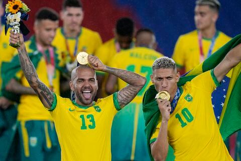 Dani Alves respondió ante las críticas a la Selección de Brasil por no usar uniformes de los olímpicos en premiación