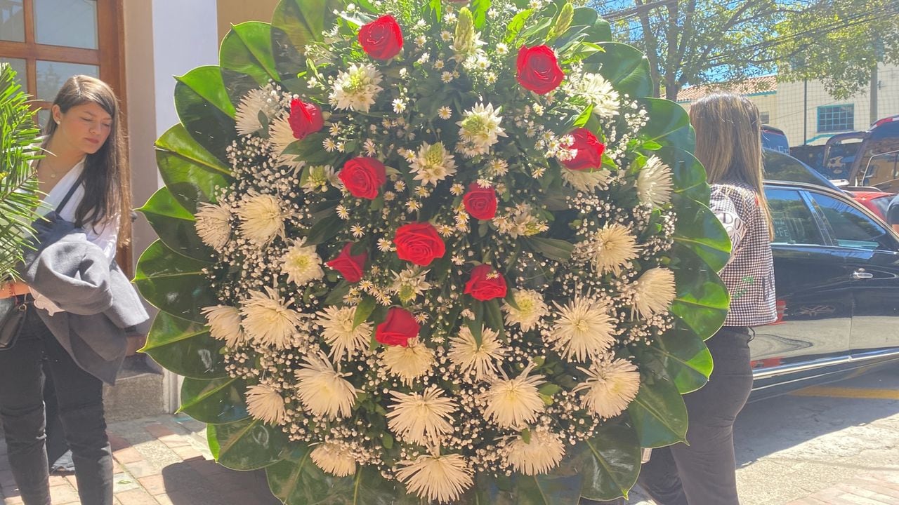 La corona fúnebre en el funeral de Valentina Trespalacios.