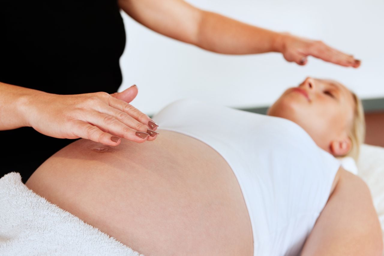Reiki una terapia alternativa que puede ayudar en el embarazo