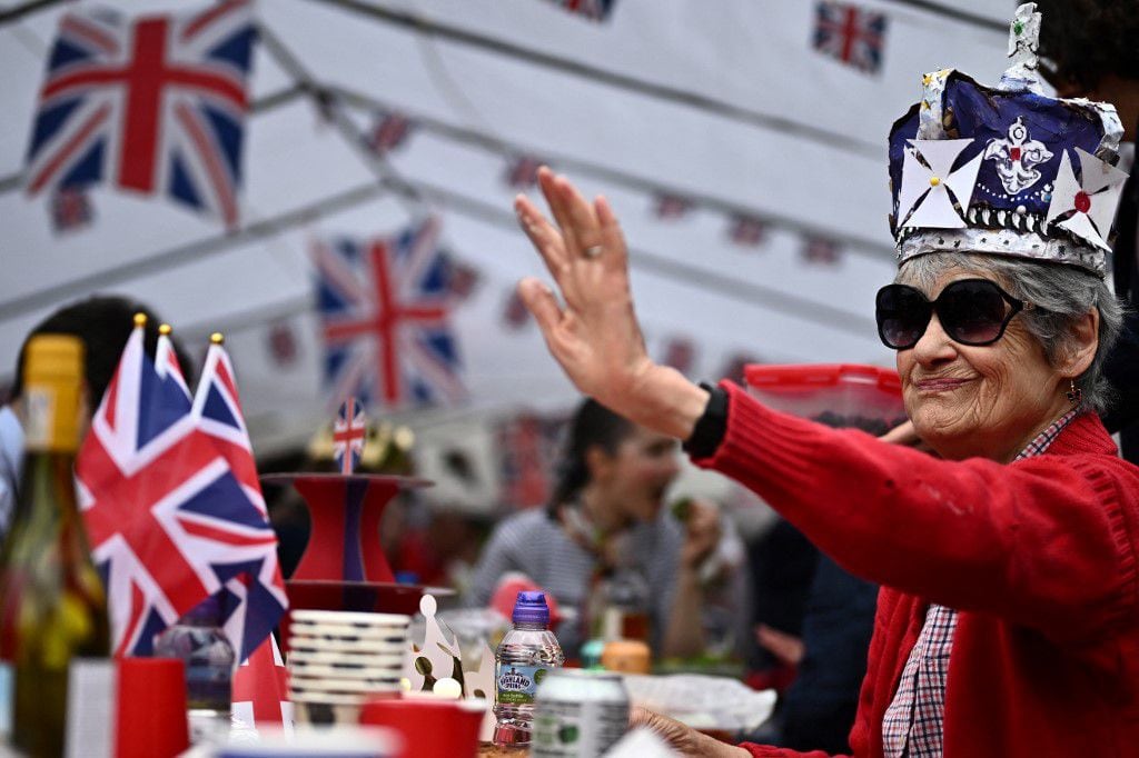 Una mujer con una corona asiste a un gran almuerzo de coronación en Brixton, al sur de Londres, el 7 de mayo de 2023. Se planearon miles de fiestas callejeras locales el 7 de mayo de 2023 en el segundo día de eventos para conmemorar la coronación del rey Carlos III.