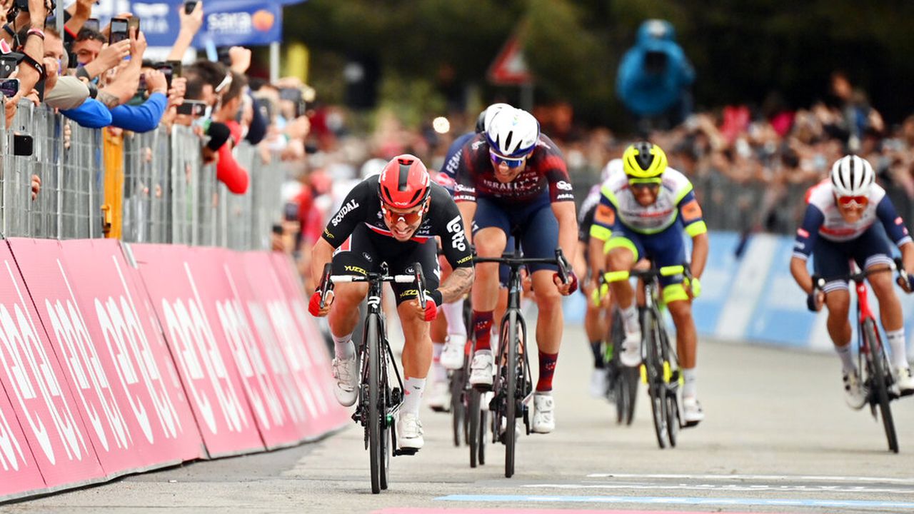 Australia's Caleb Ewan, left, sprints to win the seventh stage of the Giro d'Italia cycling race, from Notaresco to Termoli, Italy, Friday, May 14, 2021.  (Massimo Paolone/LaPresse via AP)