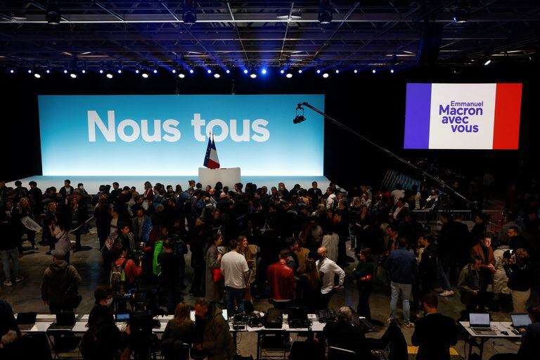 Los partidarios del partido La Republique en Marche (LREM) se reúnen antes de los resultados de la primera ronda de las elecciones presidenciales de Francia en el Salón 6 de la Expo Porte de Versailles de París en París, el 10 de abril de 2022. (Foto de Ludovic MARIN / AFP)