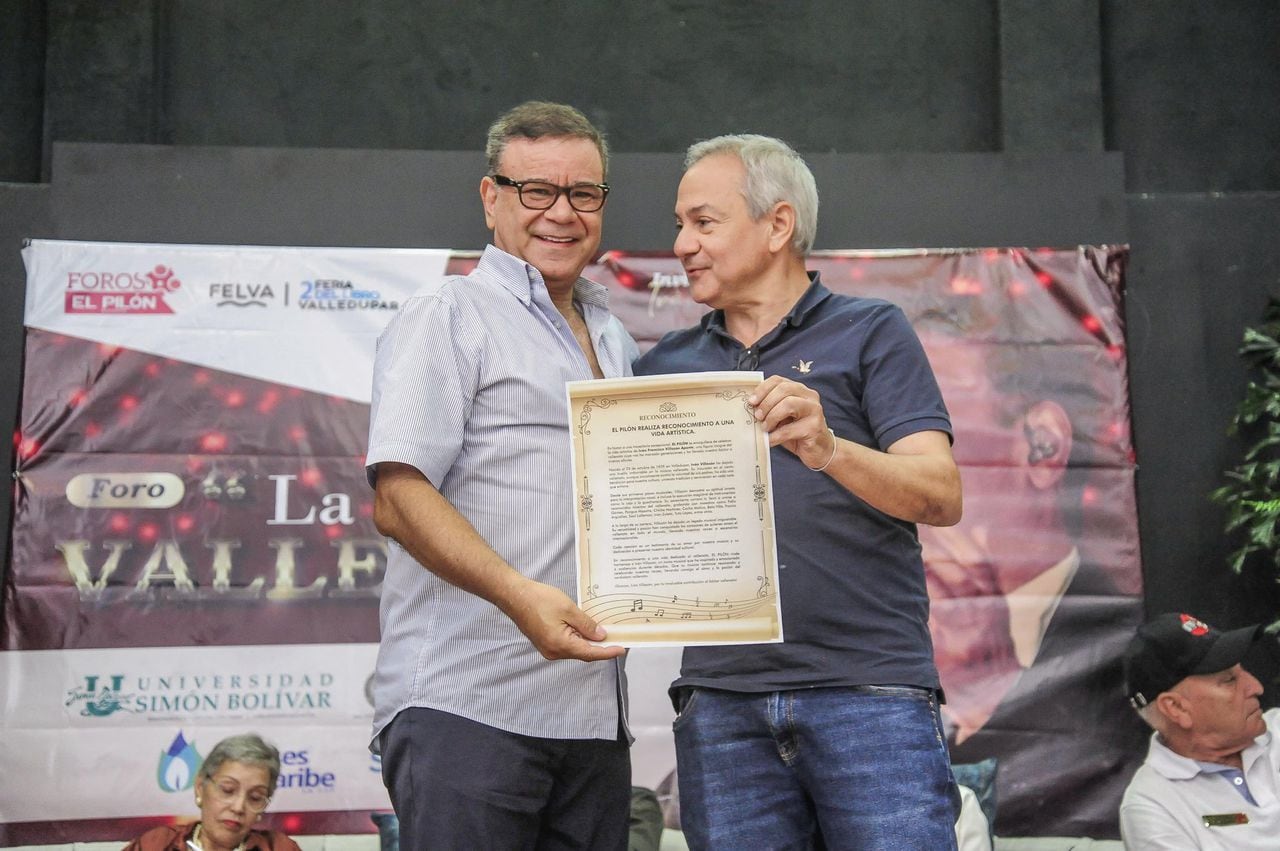 El homenajeado del 57° Festival Vallenato, Iván Villazón, junto al director del diario El Pilón de Valledupar, Juan Carlos Quintero.