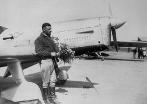 El Capitán Herberts Cukurs fotografiado frente al avión que construyó con sus propias manos y con el que realizó el viaje Riga-Tokio en 1937. (Foto de KEYSTONE-FRANCE / Gamma-Rapho via Getty Images)