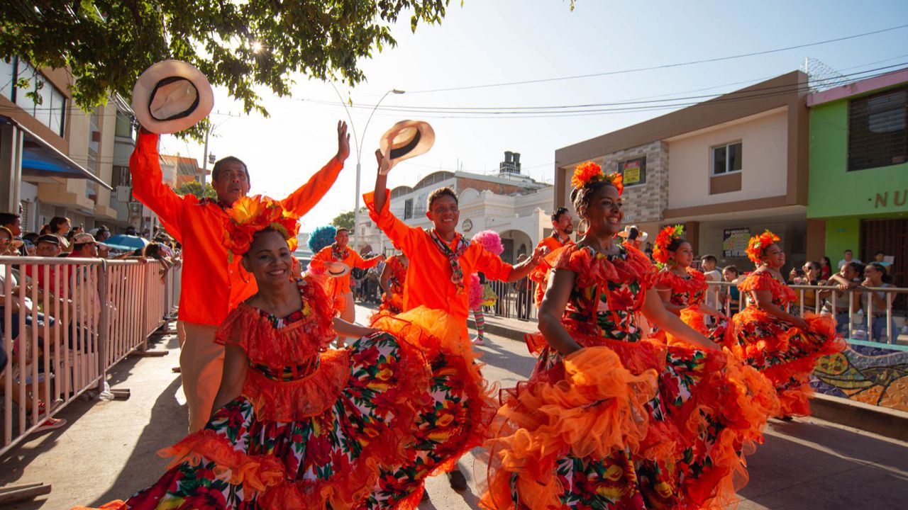 Más de 80 comparsas y grupos folclóricos recorrieron las calles de Santa Marta.