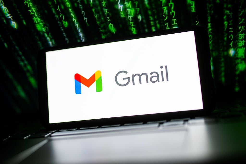 ¿Cuál es la manera más efectiva de mantener un correo de Gmail organizado y sin ocupar demasiado espacio?
