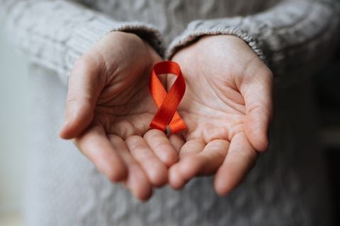 El lazo rojo fue creado en 1991 como el símbolo internacional del VIH/sida. En 1996 el Programa Mundial de Naciones Unidas para el VIH/sida (ONUSIDA) lo incorporó de manera oficial a su logotipo.
