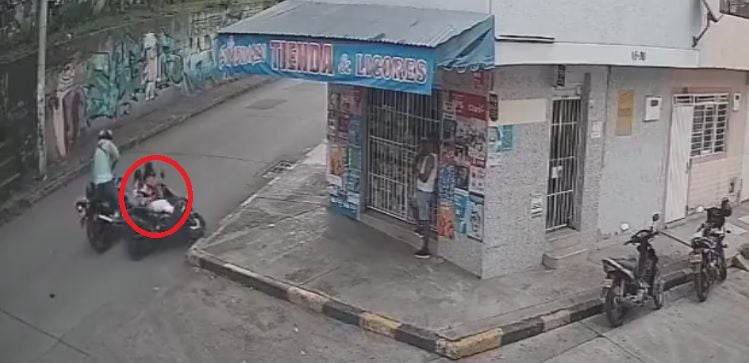 En video: la imprudencia de una mujer que llevaba a su pequeño hijo sin casco en una moto en una vía de Buga, Valle.