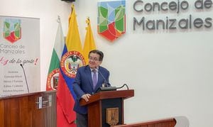 El ministro de Salud y Protección Social, Fernando Ruiz Gómez, en el Concejo de Manizales.