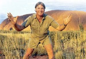 Steve Irwin siempre se autodenoninó un “guerrero salvaje”. Aunque algunos de sus actos fueron criticados, como cuando alimentó un cocodrilo mientras cargaba a su hijo Bob.