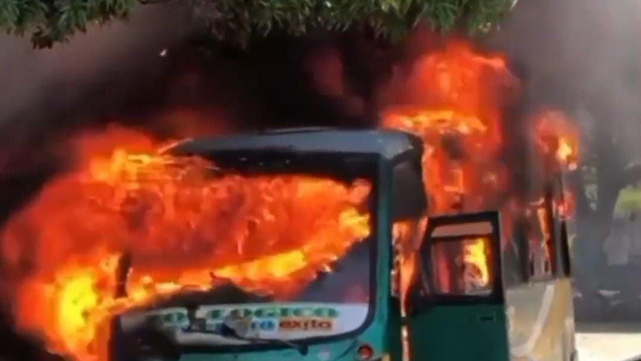 Buseta se incendió en Barranquilla.
